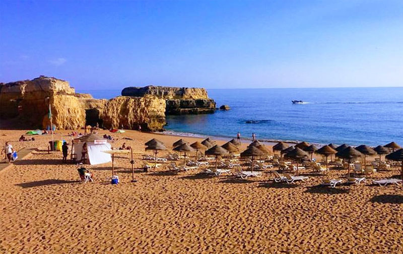 Praia da Galé é uma das praias mais conhecidas da região